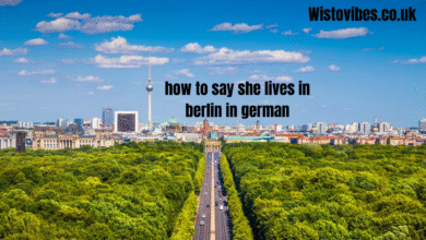how to say she lives in berlin in german